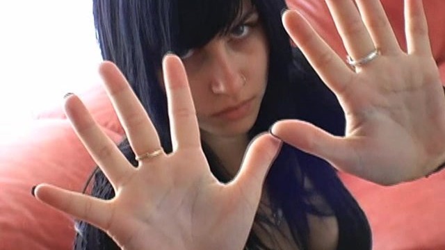 Goth teen fingers herself